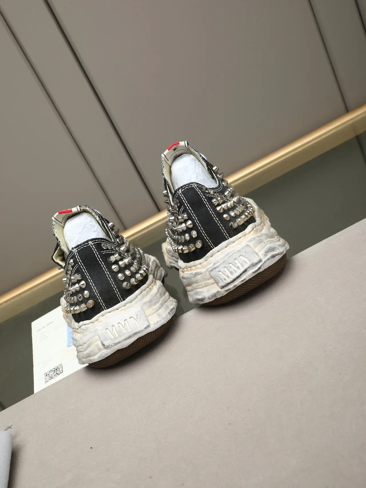 Maison Margiela حذاء أسود أبيض مدبب قاعة متضررة أسلوب حياة 3