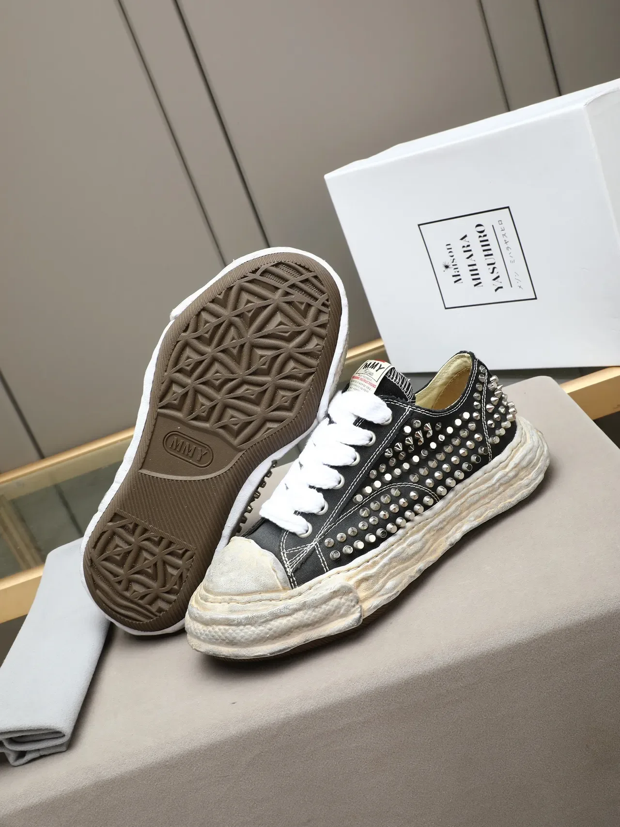 Maison Margiela حذاء أسود أبيض مدبب قاعة متضررة أسلوب حياة 4