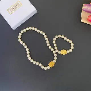 Miu Miu मोती लोगो क्लास्प भूरी सोना धागा हार