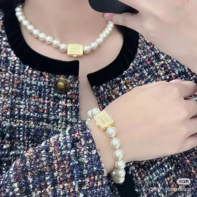 Miu Miu मोती लोगो क्लास्प भूरी सोना धागा हार 2