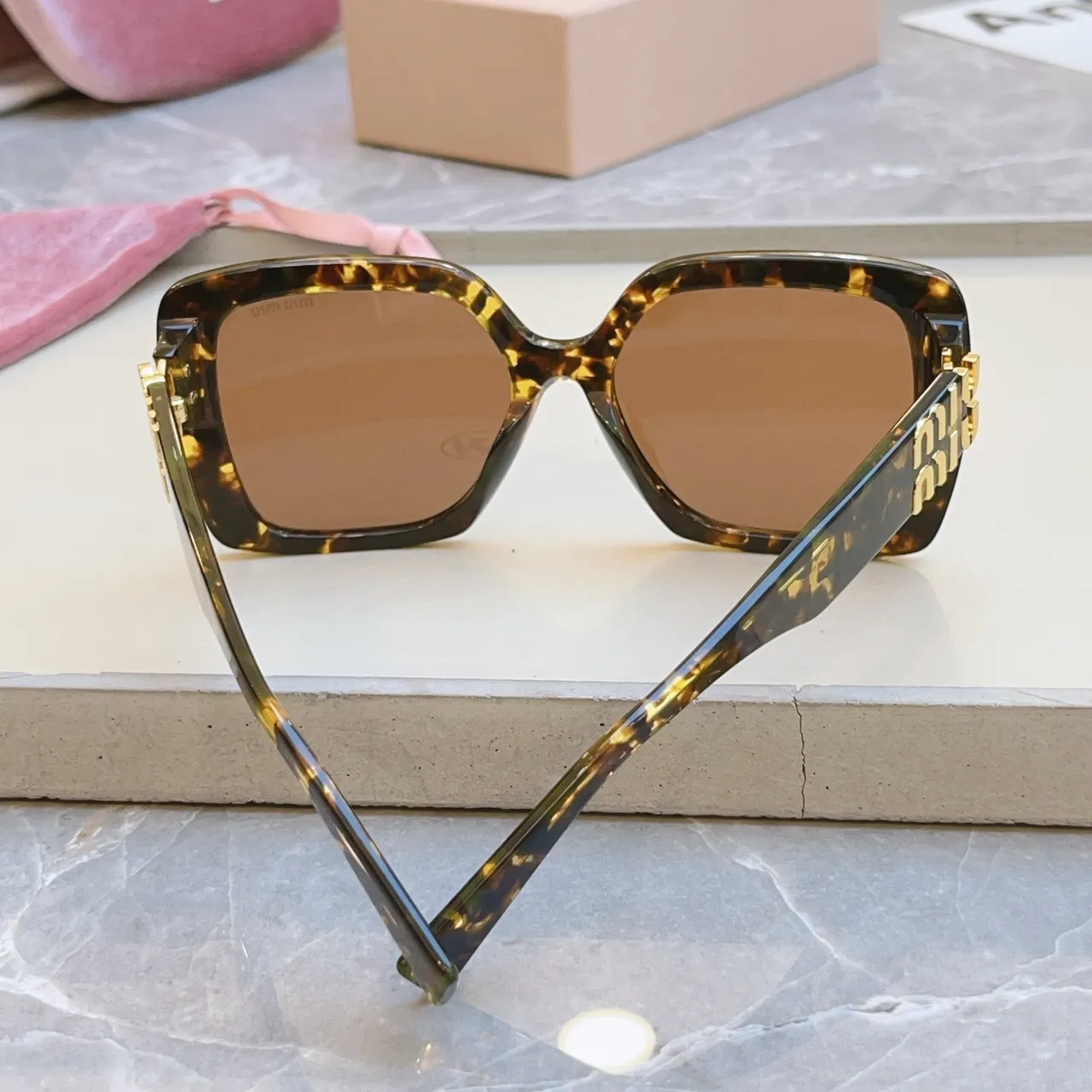 Miu Miu Lunettes de soleil avec monture carrée noire 2