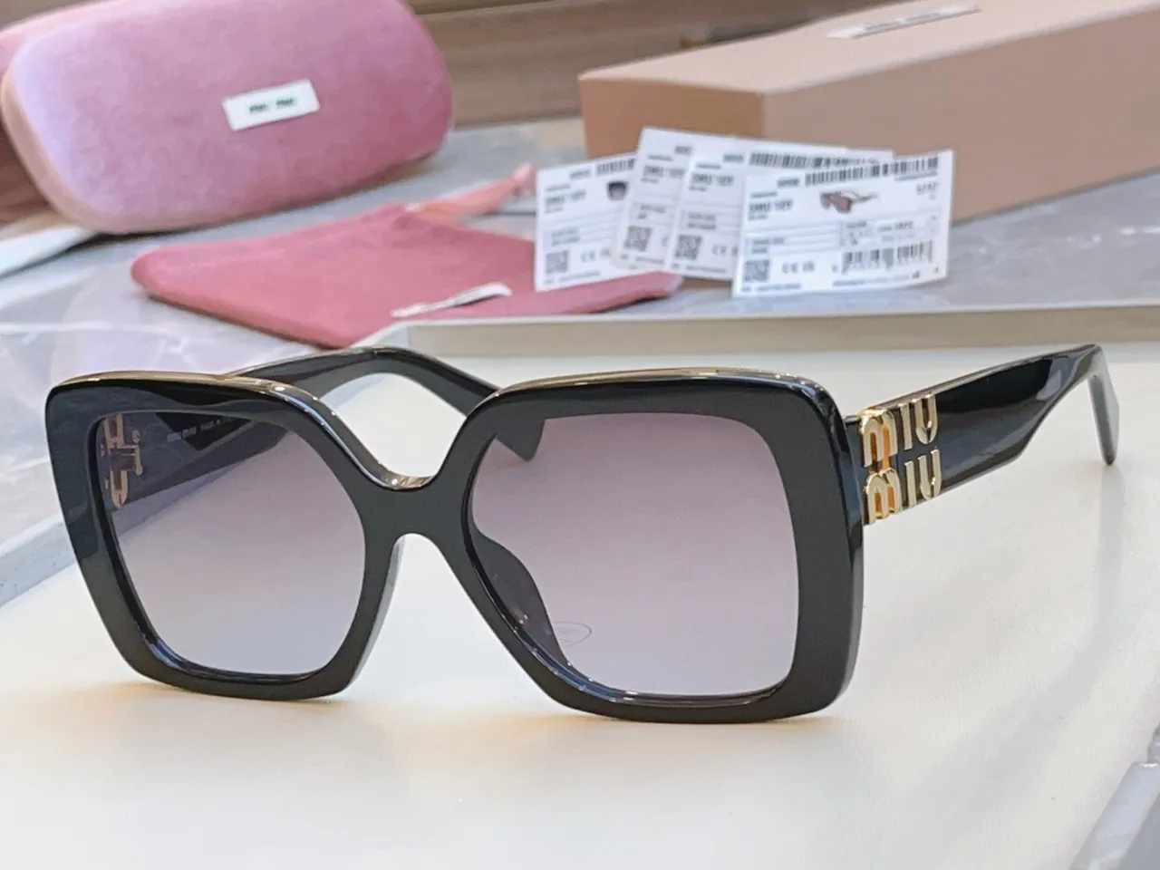 Miu Miu Lunettes de soleil avec monture carrée noire 3