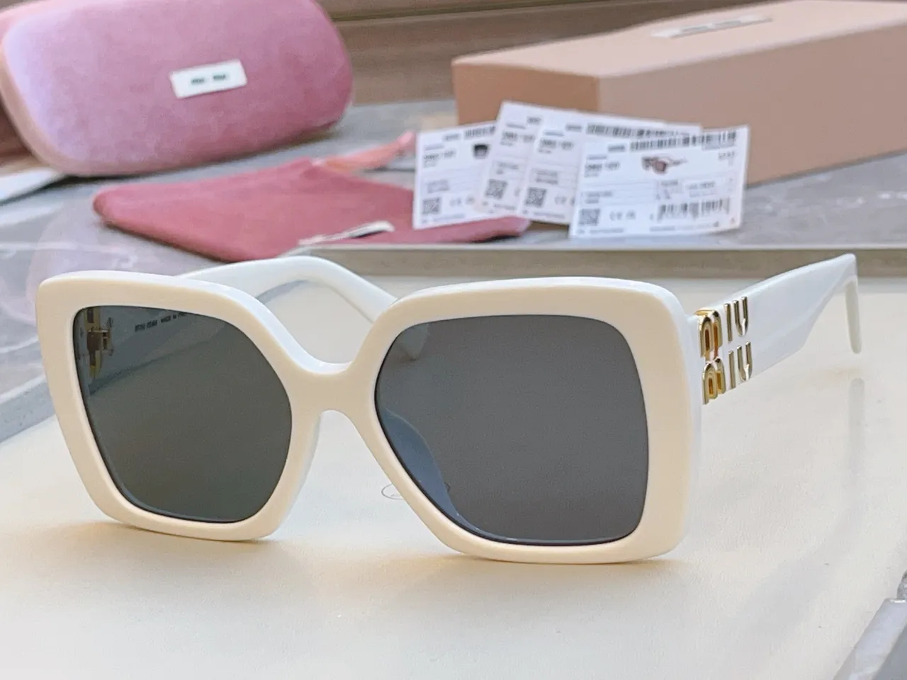 Miu Miu Lunettes de soleil avec monture carrée noire 4