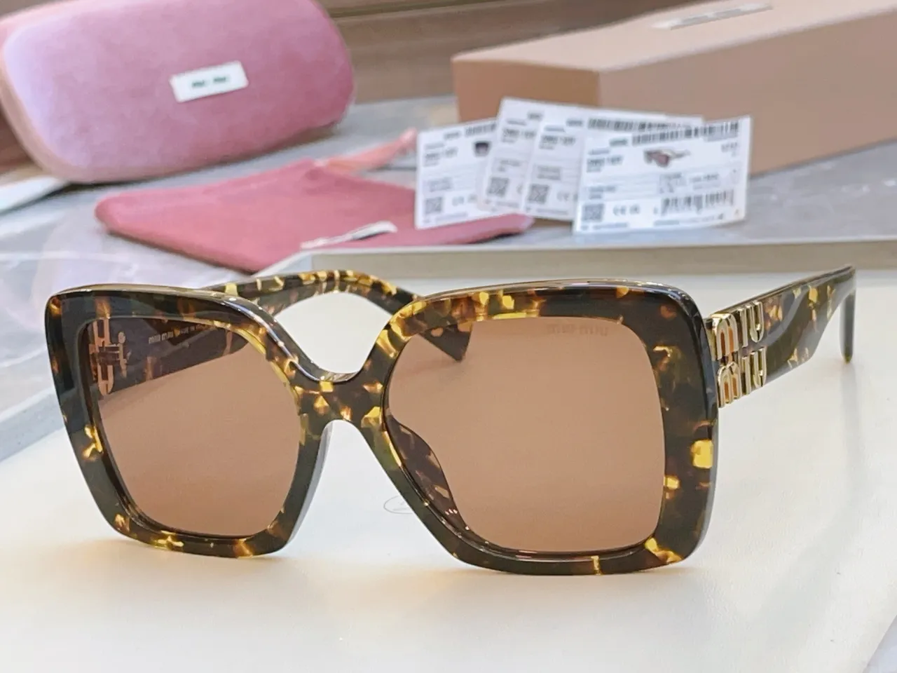 Miu Miu Lunettes de soleil avec monture carrée noire 5