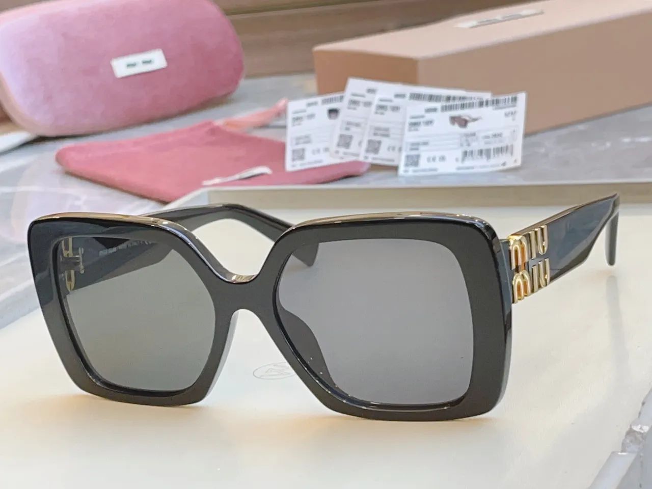 Miu Miu Lunettes de soleil avec monture carrée noire 6