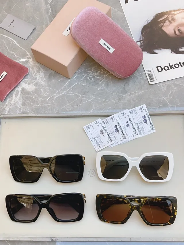 Miu Miu Lunettes de soleil avec monture carrée noire 8