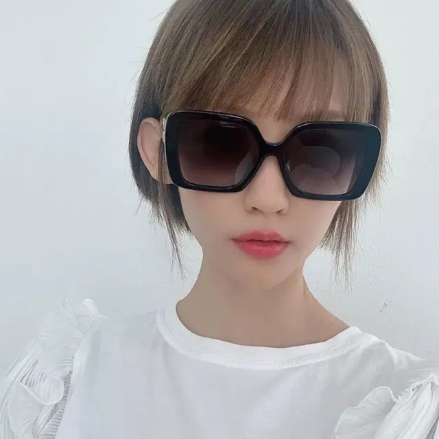 Miu Miu Lunettes de soleil avec monture carrée noire 9