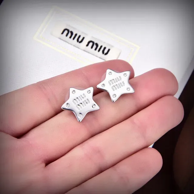 Miu Miu Boucles d'oreilles clous étoile argent doré logo embossé 5