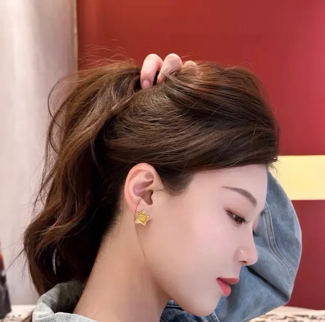 Miu Miu Boucles d'oreilles clous étoile argent doré logo embossé 6