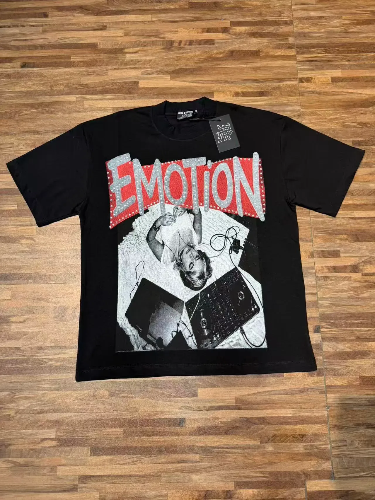 Camiseta preta Mixed Emotion com estampa gráfica Emotion 5