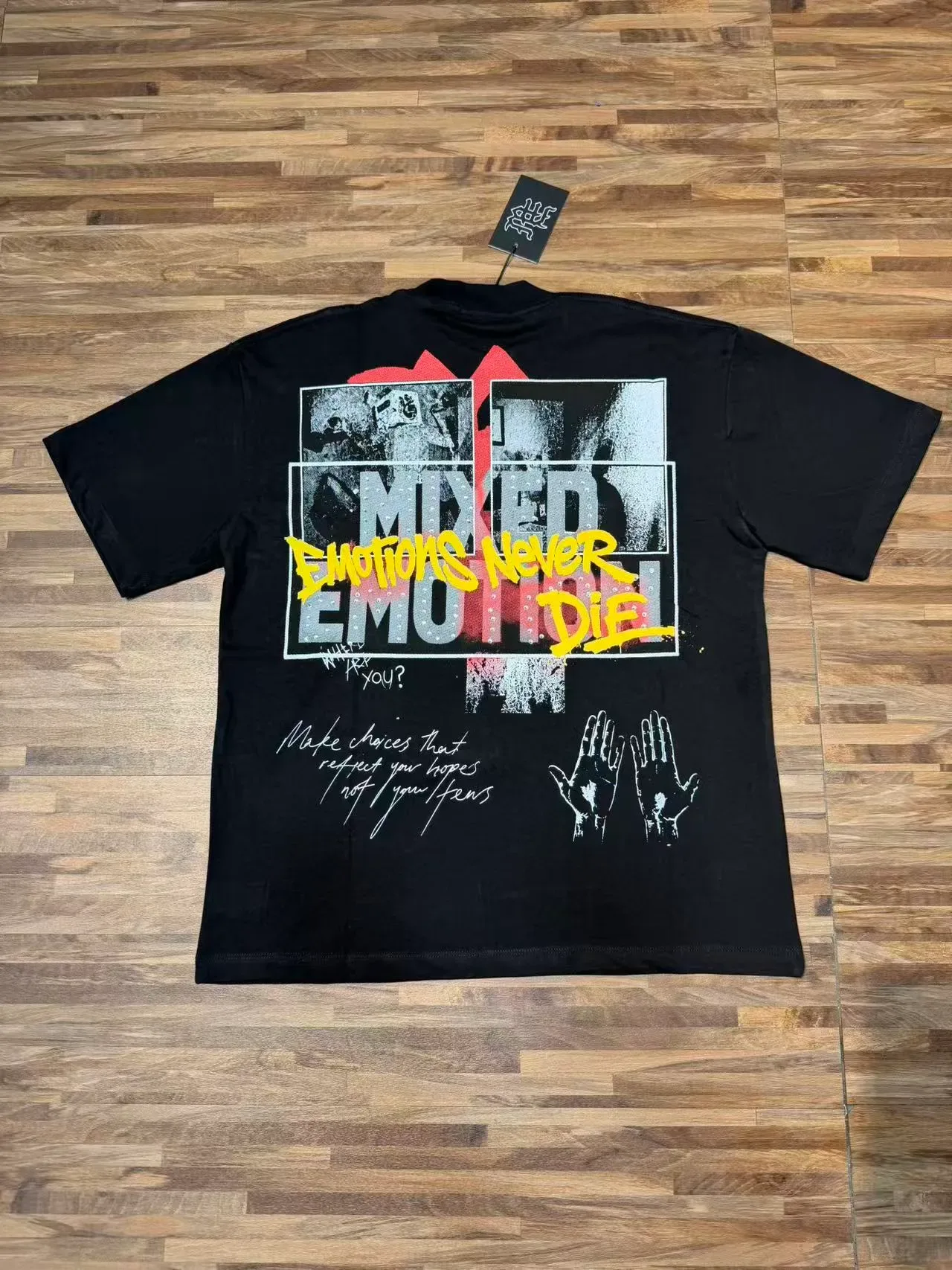 Camiseta preta Mixed Emotion com estampa gráfica Emotion 6
