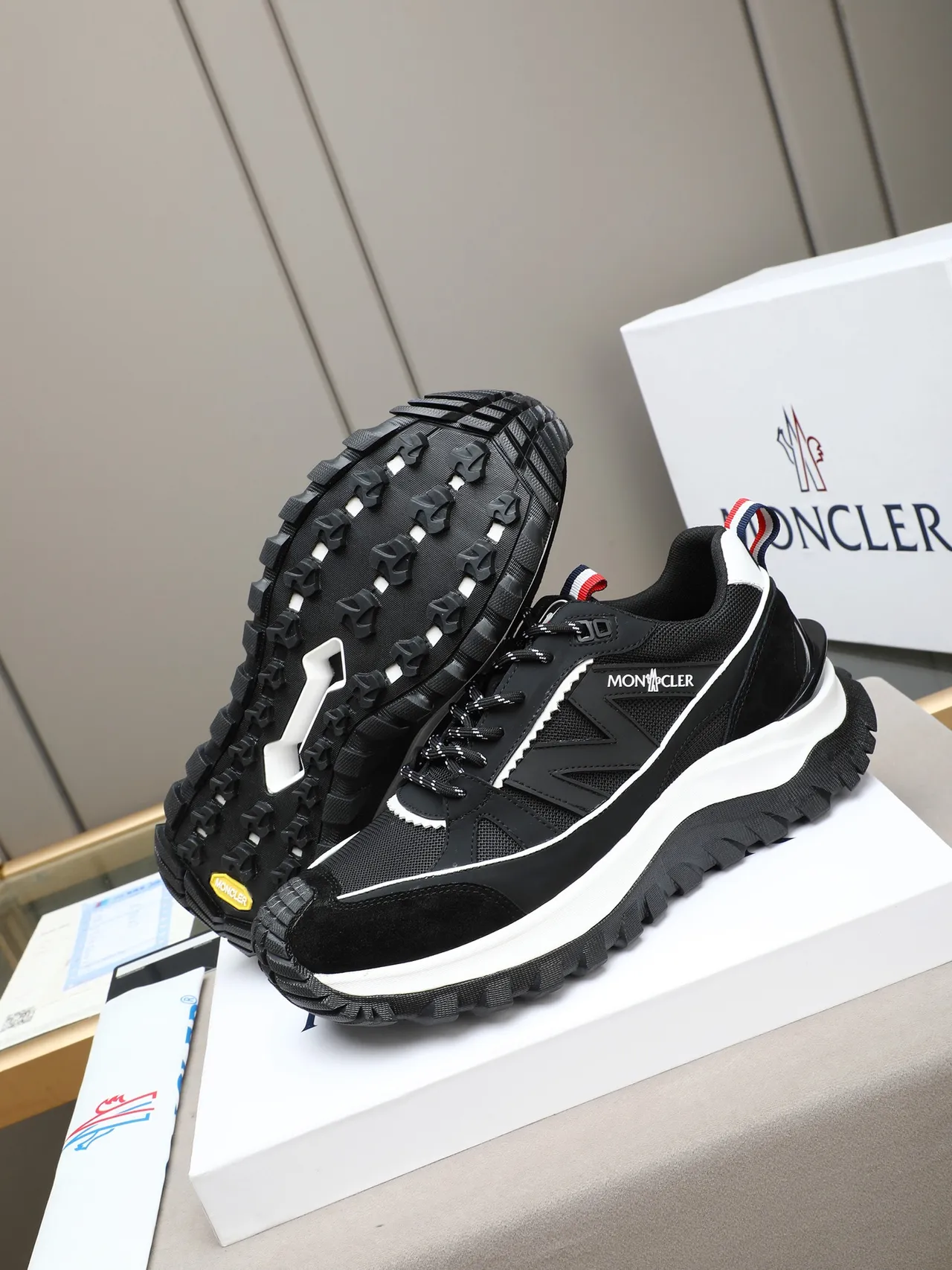 Moncler Noir Blanc Malla En Couches Et Ante De Daim Supérieur Logo M Oversized Superposé Sneakers Chunky 4