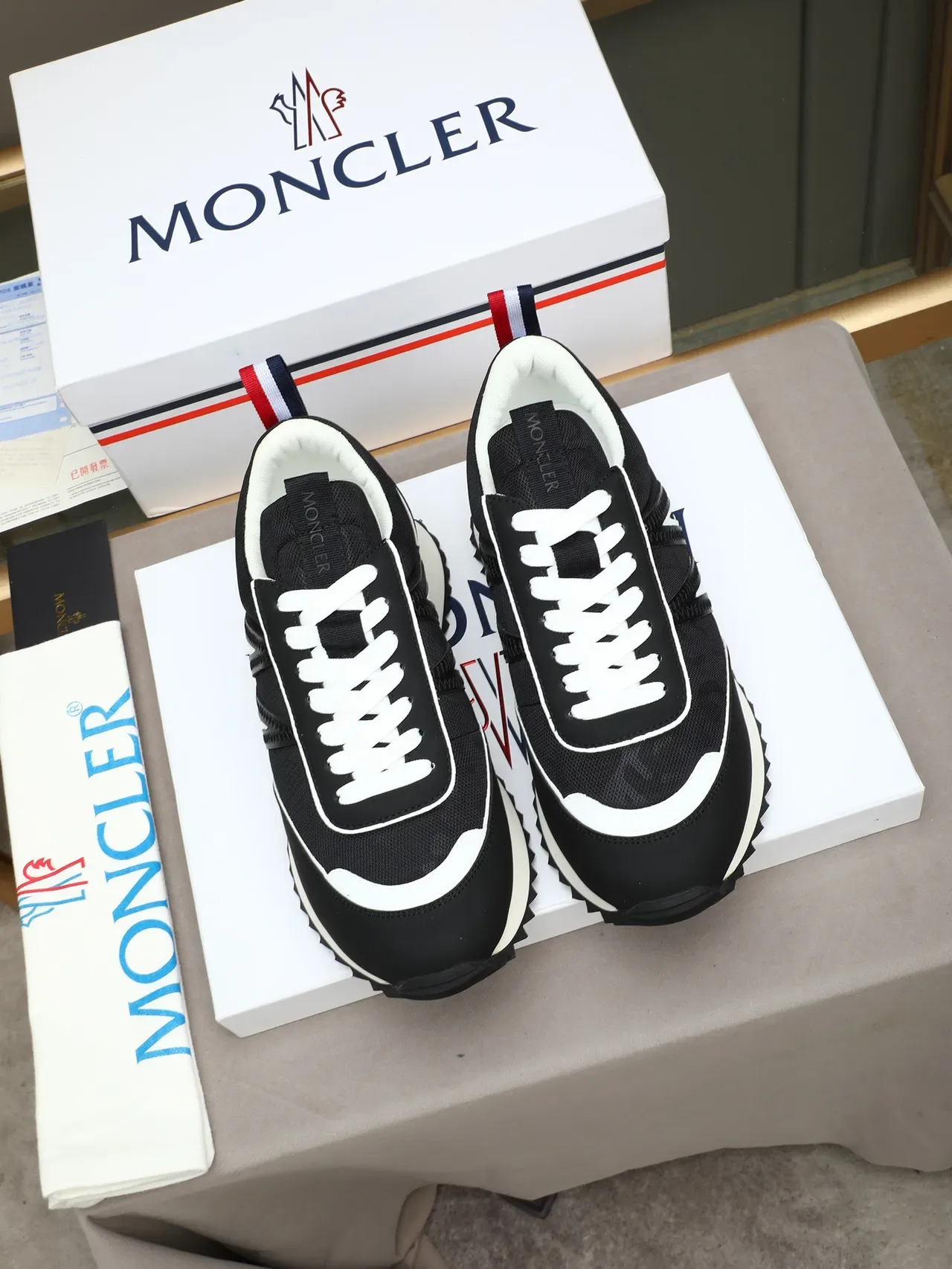 Moncler أسود أبيض زيجزاج مطرز M التداخل شبكة و العلوي الصناعي حذاء أسلوب الحياة 2