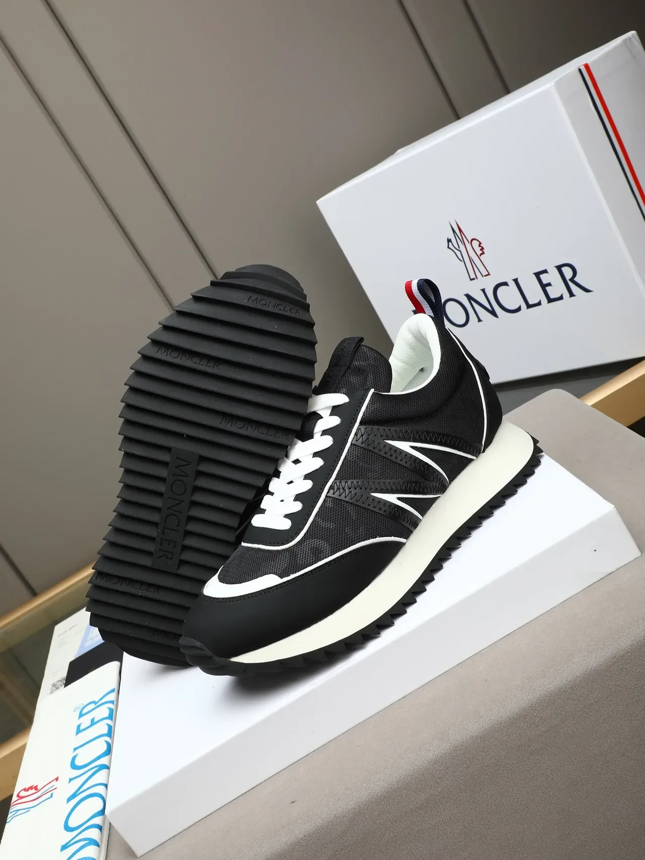 Moncler أسود أبيض زيجزاج مطرز M التداخل شبكة و العلوي الصناعي حذاء أسلوب الحياة 4