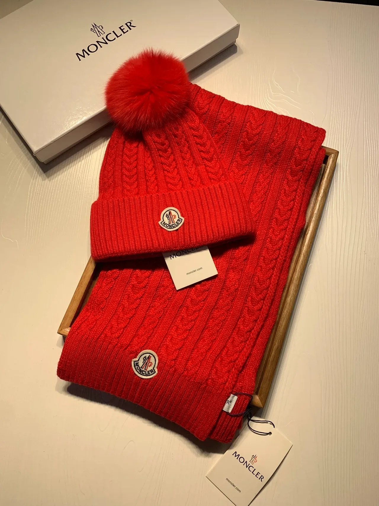 Moncler लाल केबल-निट फर पॉम-पॉम बीननी 3