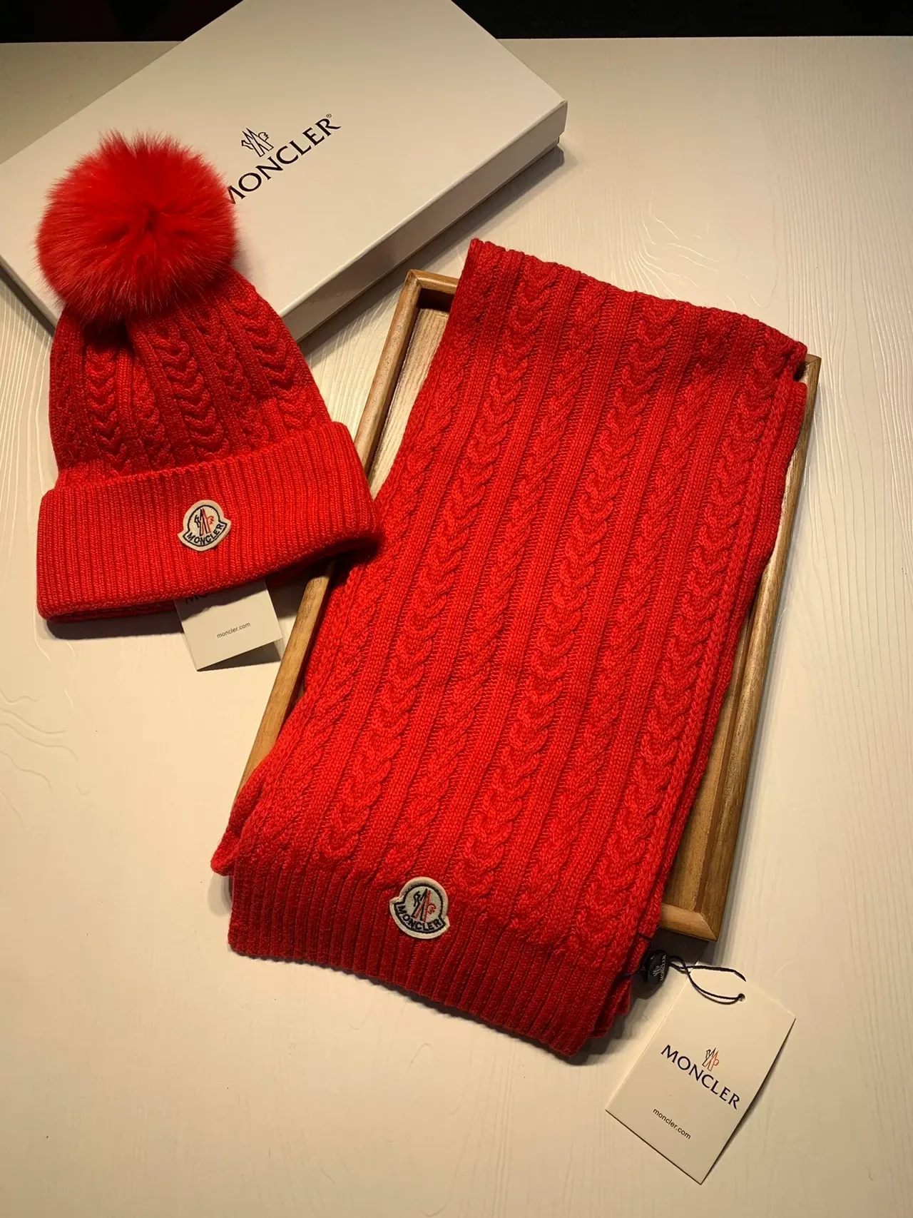 Moncler लाल केबल-निट फर पॉम-पॉम बीननी 4