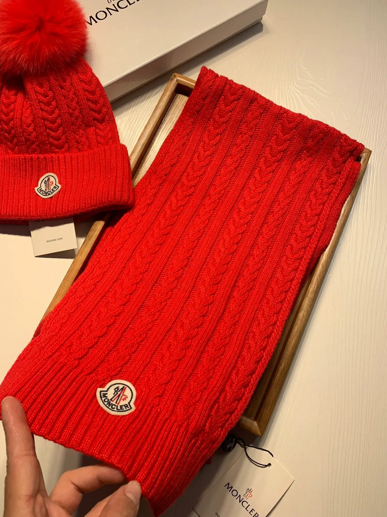 Moncler लाल केबल-निट फर पॉम-पॉम बीननी 5