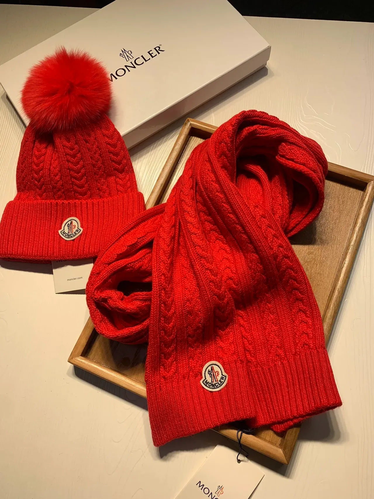 Moncler लाल केबल-निट फर पॉम-पॉम बीननी 6