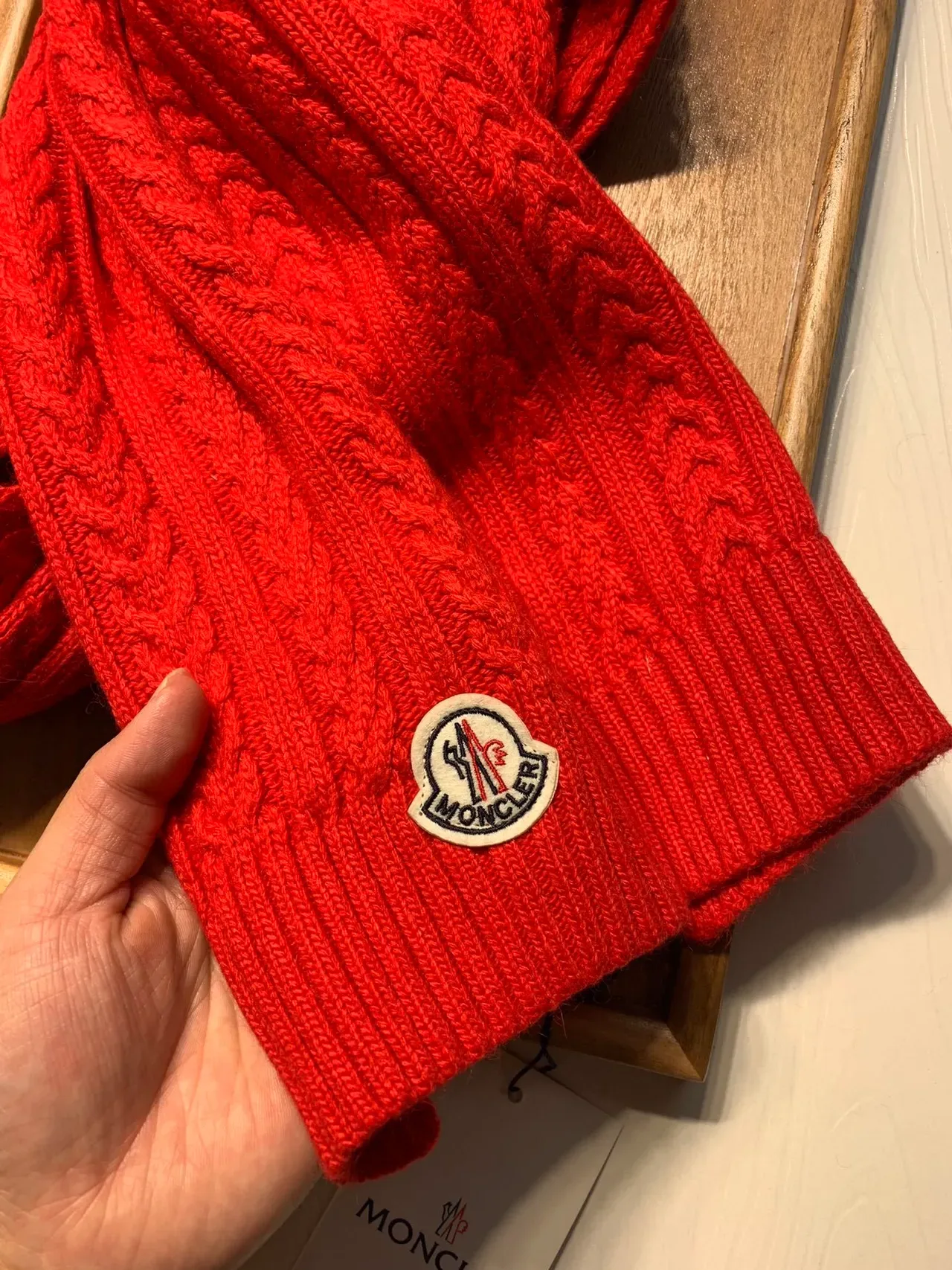 Moncler लाल केबल-निट फर पॉम-पॉम बीननी 7