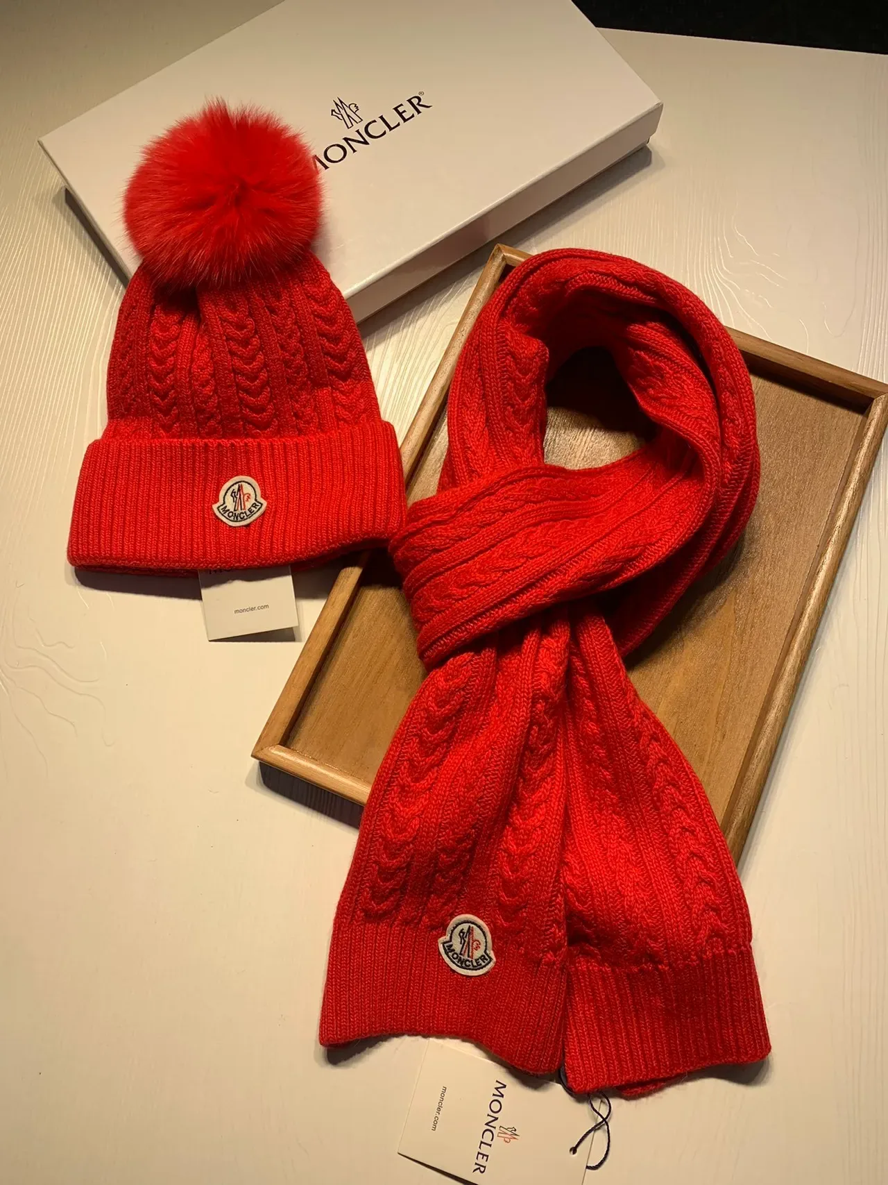 Moncler लाल केबल-निट फर पॉम-पॉम बीननी 9