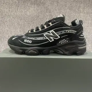 New Balance 1000 Tênis Chunky Pretos com Estampa de Bandana