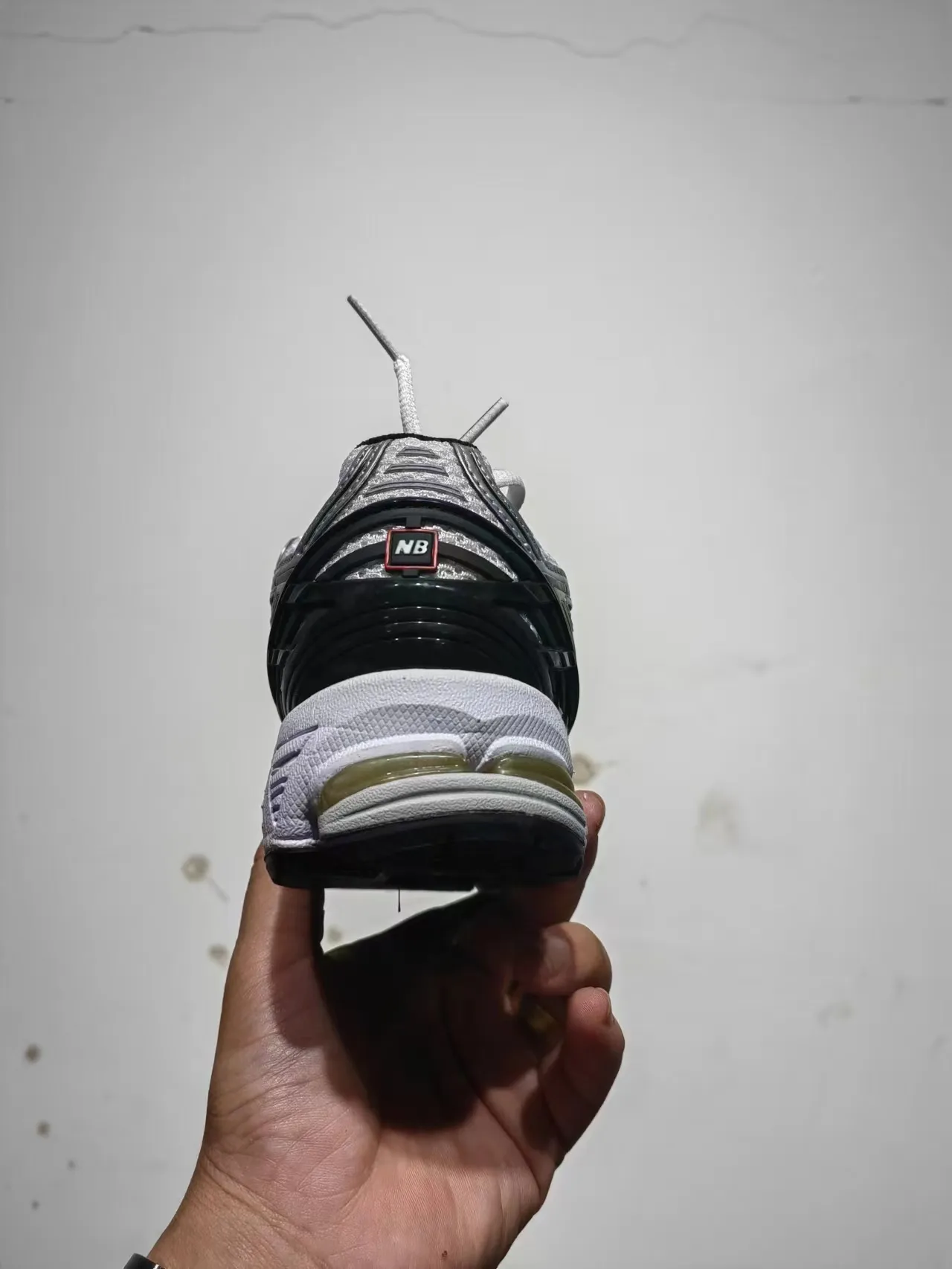New Balance 1906R tênis de corrida brancos pretos dourados 2