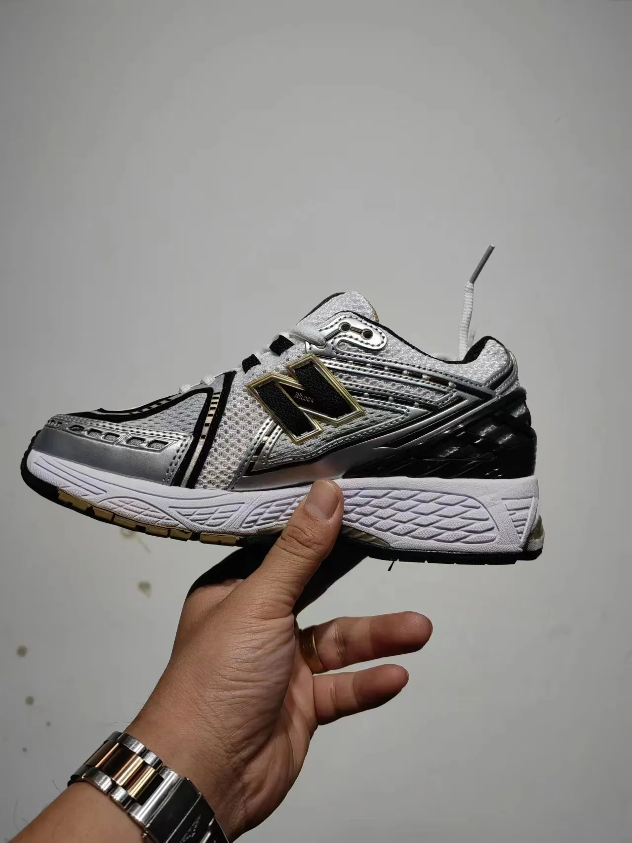 New Balance 1906R tênis de corrida brancos pretos dourados 3