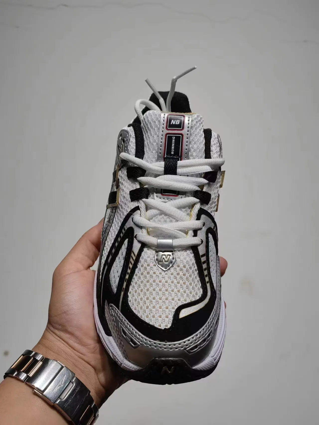 New Balance 1906R tênis de corrida brancos pretos dourados 4
