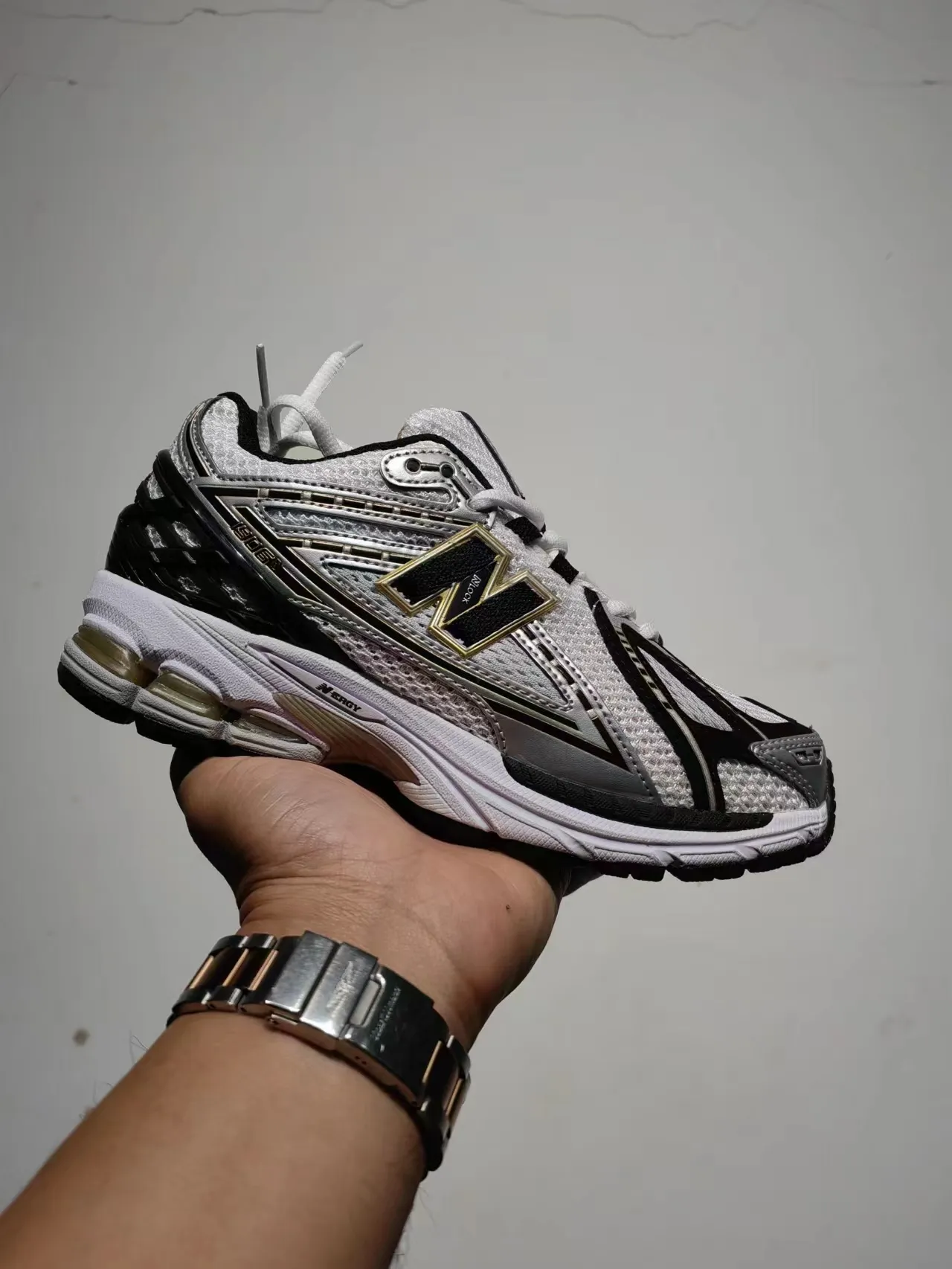 New Balance 1906R tênis de corrida brancos pretos dourados 5