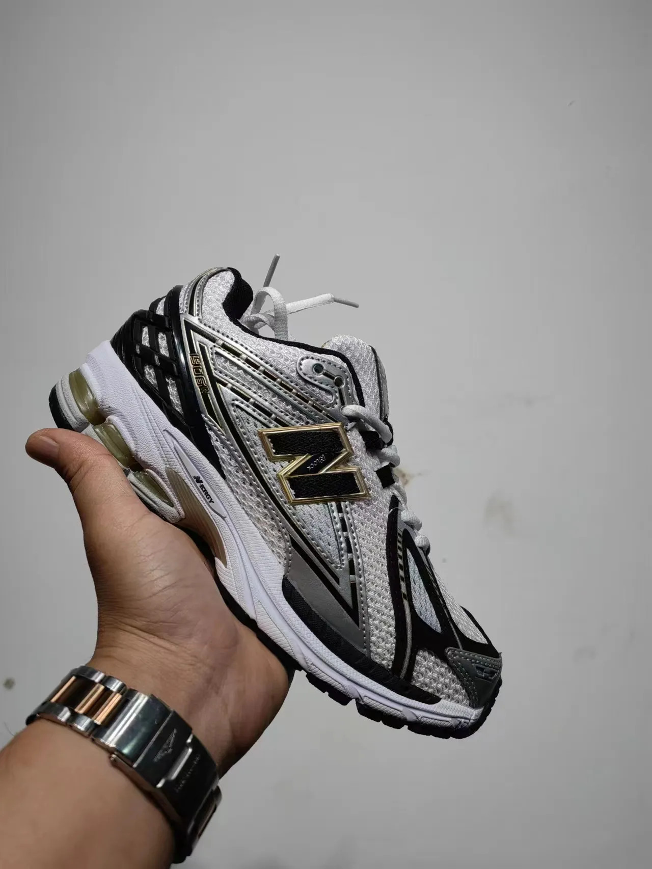 New Balance 1906R tênis de corrida brancos pretos dourados 6