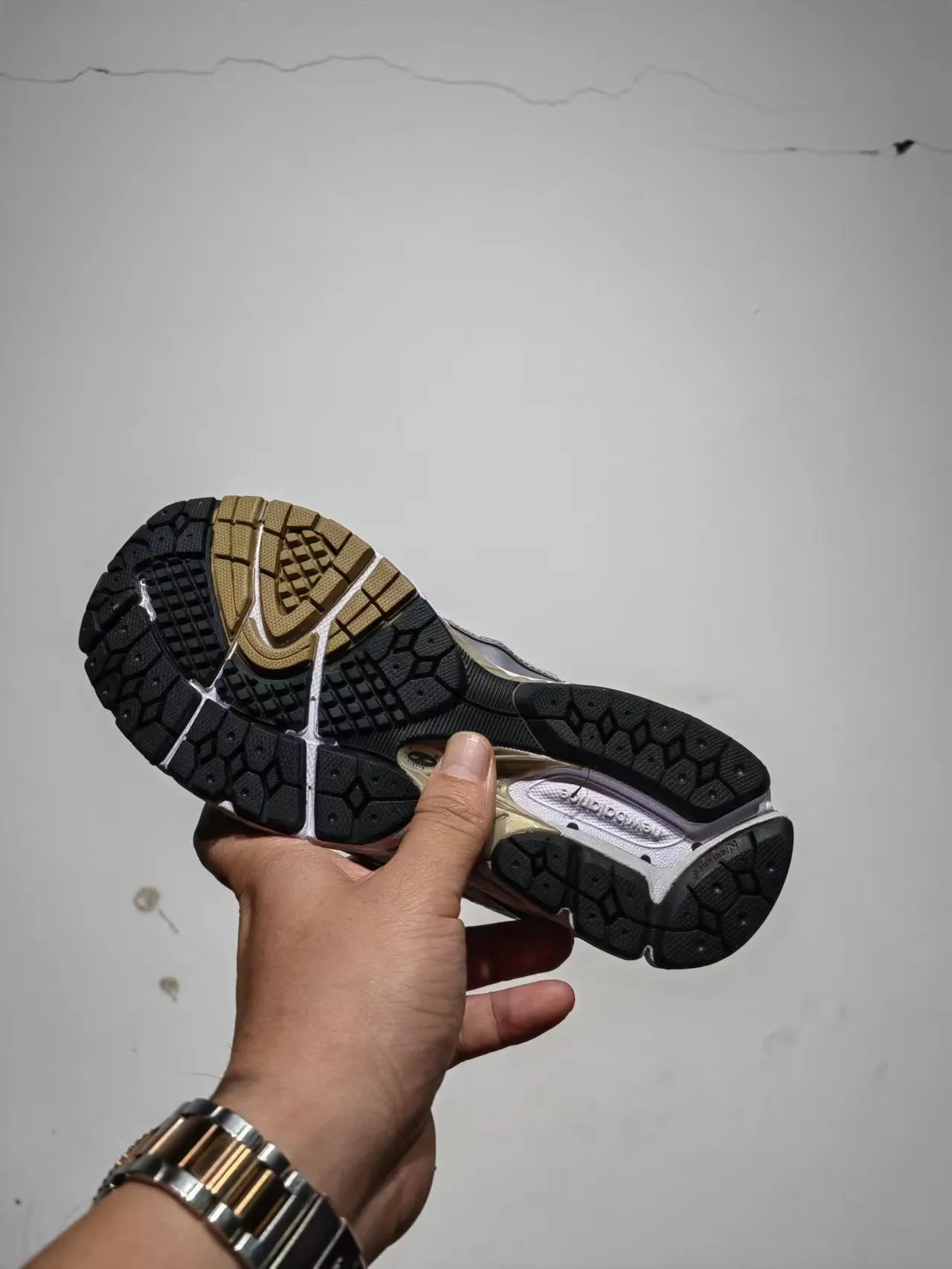 New Balance 1906R tênis de corrida brancos pretos dourados 7