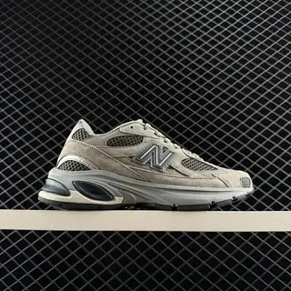 New Balance 2010 বিজ গ্রে স্তরযুক্ত জাল এবং স্যুড উপরিভাগ কনট্রাস্টিং ডার্ক 'N' চিহ্ন চাঙ্কি স্নিকার