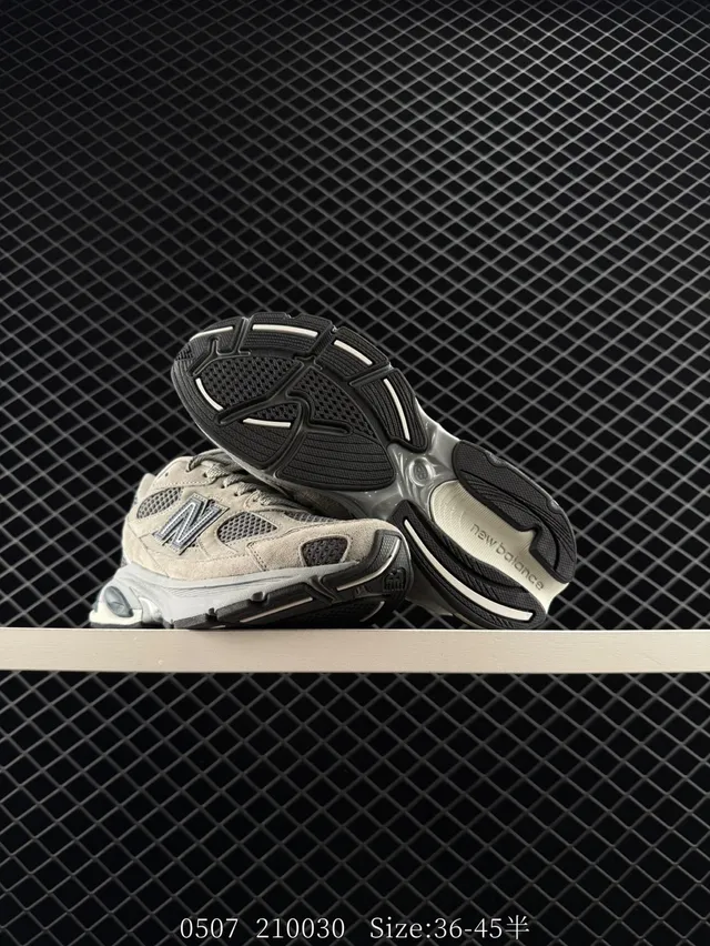 New Balance 2010 बीज ग्रे लेयर्ड मेश और सूड ऊपरी भाग कंट्रास्टिंग डार्क 'एन' चिह्न चंकी स्नीकर 2