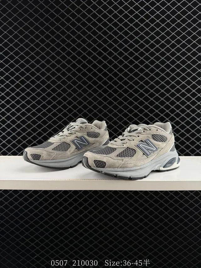 New Balance 2010 बीज ग्रे लेयर्ड मेश और सूड ऊपरी भाग कंट्रास्टिंग डार्क 'एन' चिह्न चंकी स्नीकर 3