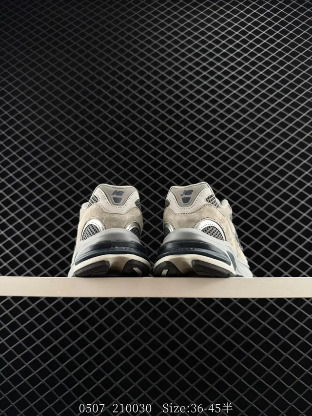 New Balance 2010 बीज ग्रे लेयर्ड मेश और सूड ऊपरी भाग कंट्रास्टिंग डार्क 'एन' चिह्न चंकी स्नीकर 4
