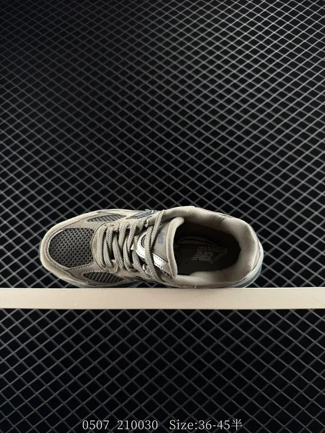 New Balance 2010 बीज ग्रे लेयर्ड मेश और सूड ऊपरी भाग कंट्रास्टिंग डार्क 'एन' चिह्न चंकी स्नीकर 5