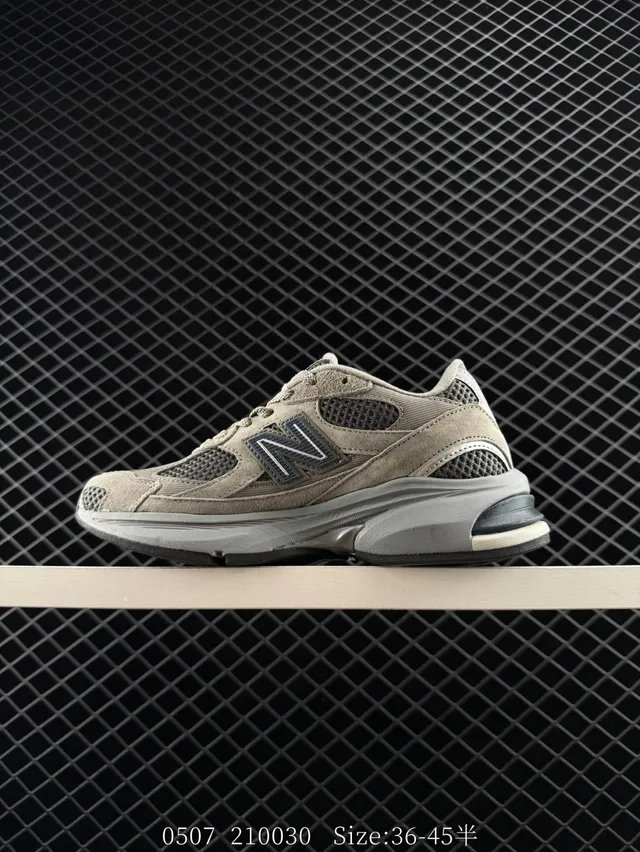 New Balance 2010 बीज ग्रे लेयर्ड मेश और सूड ऊपरी भाग कंट्रास्टिंग डार्क 'एन' चिह्न चंकी स्नीकर 6