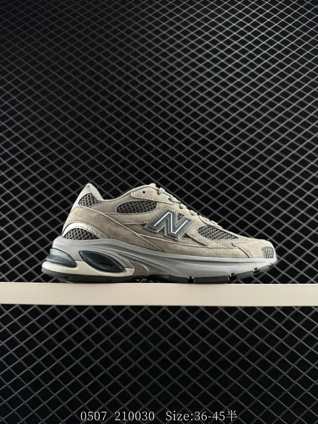New Balance 2010 बीज ग्रे लेयर्ड मेश और सूड ऊपरी भाग कंट्रास्टिंग डार्क 'एन' चिह्न चंकी स्नीकर 7