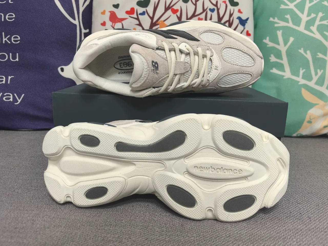 New Balance 9060 浅灰色和白色厚底运动鞋 2