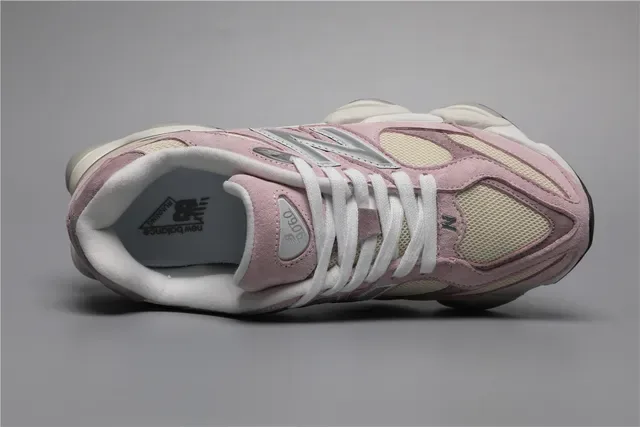 New Balance 9060 حذاء رياضي بألوان وردي فاتح وبنفسجي وكريمي للستايل الحياتي 7