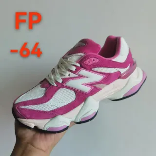 New Balance 9060 粉色和白色厚底运动鞋