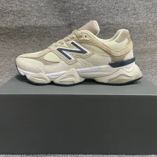 New Balance 米色黑色雕塑中底混合网面和麂皮鞋面厚底运动鞋