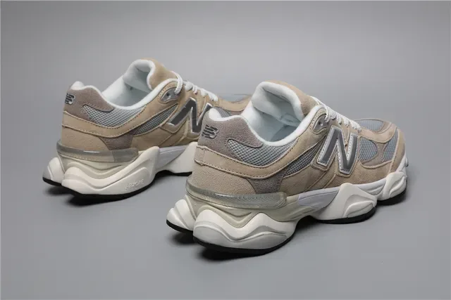 New Balance أحذية بيج و رمادي وسط كثيف من السويد والشبك العلوي أحذية نمط حياة 3