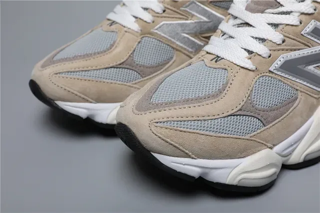 New Balance أحذية بيج و رمادي وسط كثيف من السويد والشبك العلوي أحذية نمط حياة 4