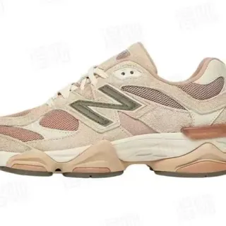 New Balance বেইজ পিঙ্ক মিডসোল মিক্সড স্যুড এবং মেশ আপার চাঙ্কি স্নিকার্স