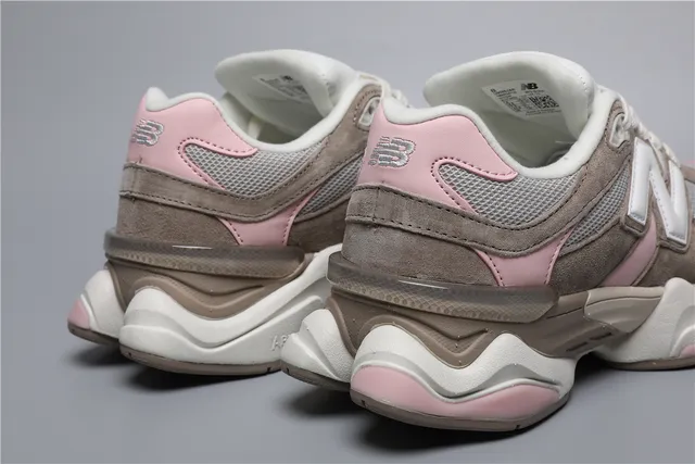 New Balance 棕粉色轮廓分层网面和麂皮鞋面厚底运动鞋 2