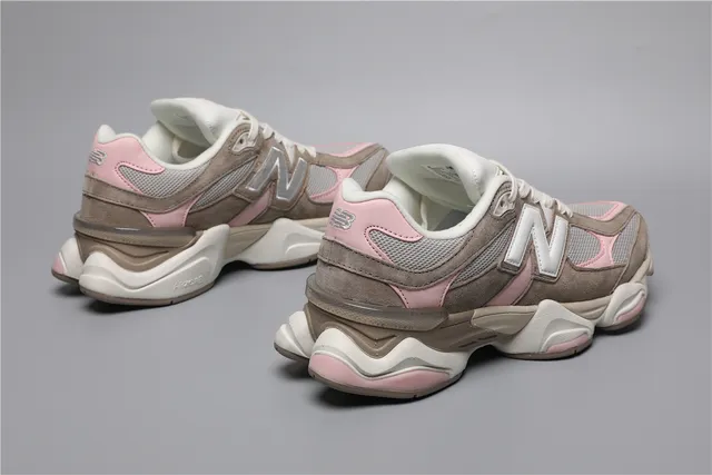 New Balance 棕粉色轮廓分层网面和麂皮鞋面厚底运动鞋 3