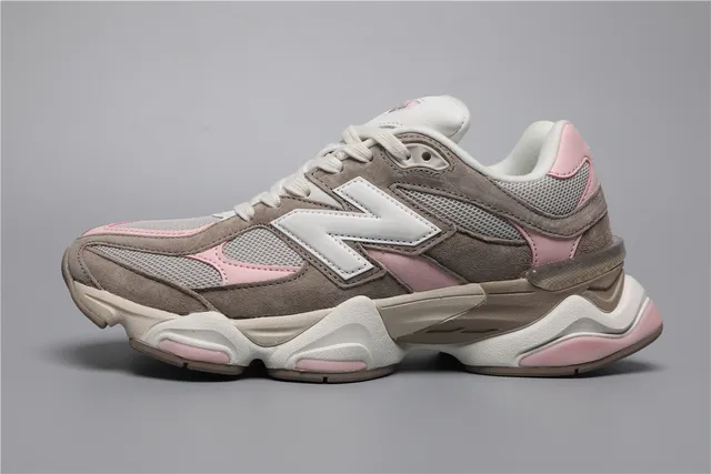 New Balance 棕粉色轮廓分层网面和麂皮鞋面厚底运动鞋 9