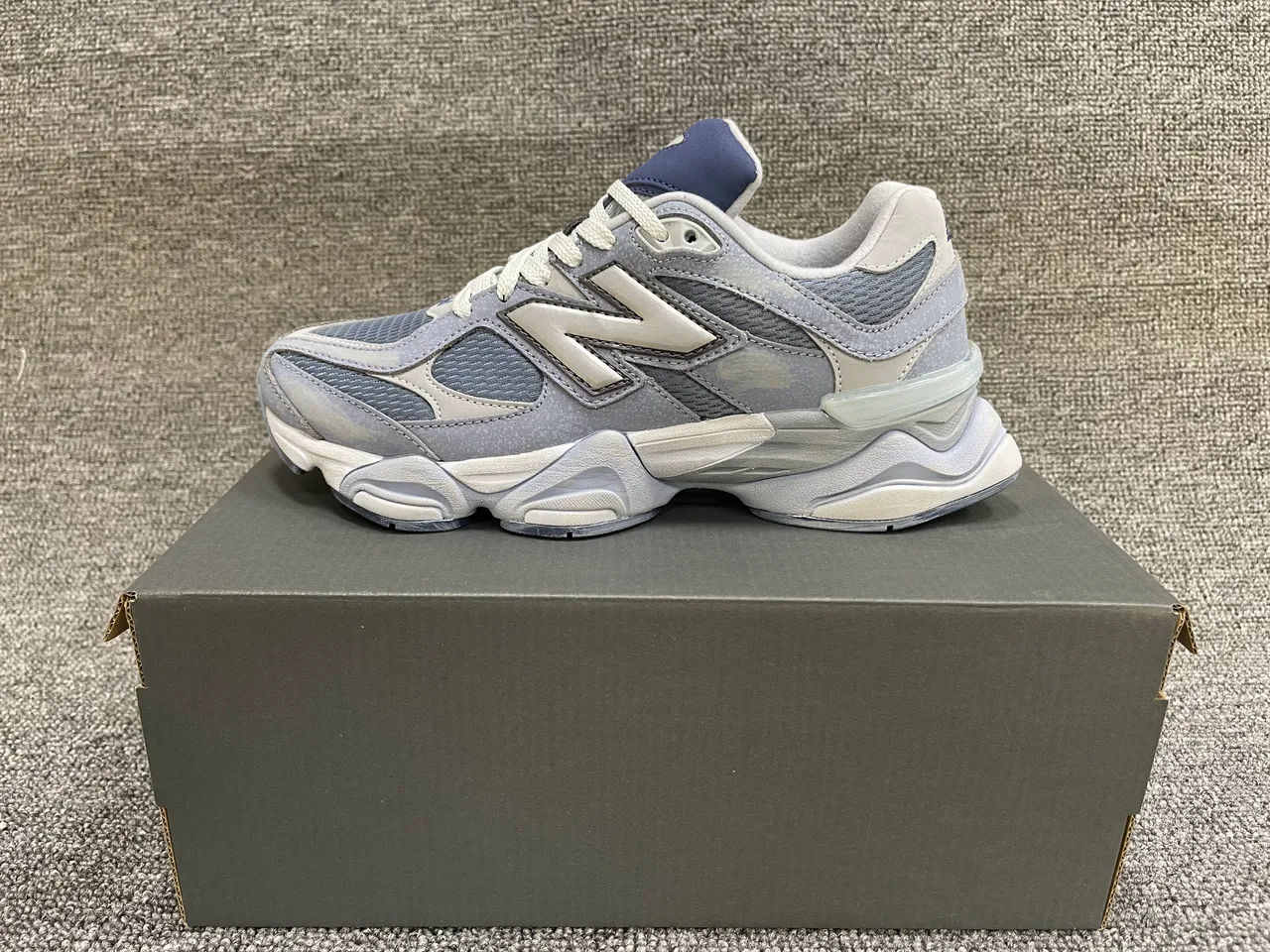New Balance Cinza Marinho Solado Multicamadas Malha E Superposição Sintética Superior Tênis Chunky 2