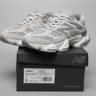 New Balance ধূসর সাদা স্তরযুক্ত জাল এবং সুয়েড উপর অতিরিক্ত বড় 'N' লোগো লাইফস্টাইল স্নিকার